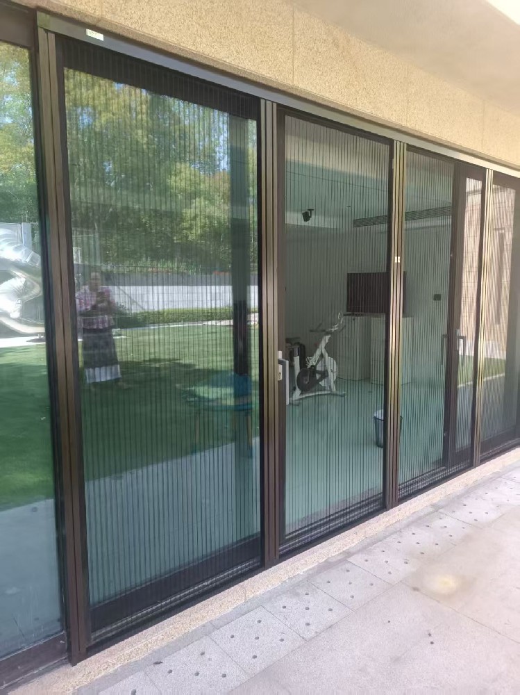 佘山玲瓏華府客戶安裝韋柏A2款雙開(kāi)二聯(lián)動(dòng)大紗門